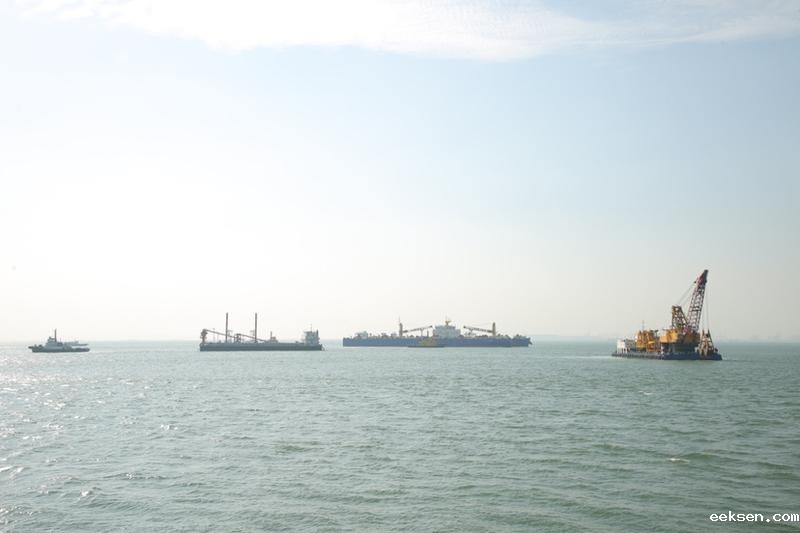 10月12日下午，伶仃洋海面上举行的公路水运工程建设安全海上综合应急演练现场